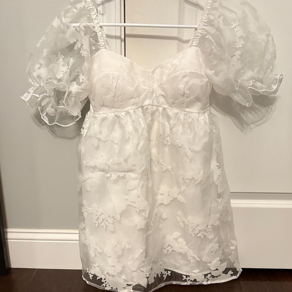 Elegant White Mini Dress with Puff Sleeves